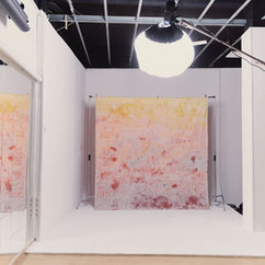 Fondo degradado naranja y amarillo en estudio. Estudio fotográfico Madrid con fondos pintados