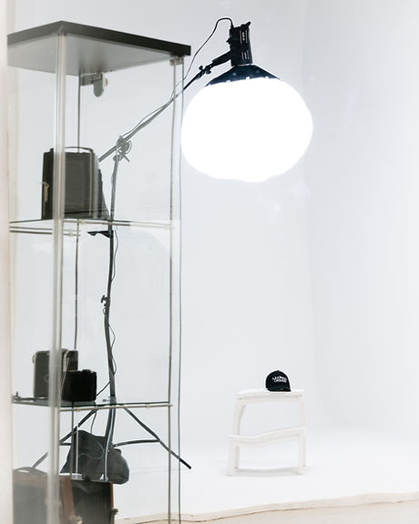 Estudio fotográfico con ciclorama blanco de Clavícula Estudio. Alquilar estudio fotográfico