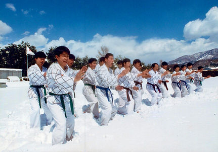尾瀬の山中、雪の中を全員で基本技