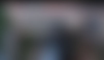 Mujer confunde acelerador con el freno y cae de un sexto piso