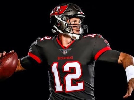 El lendario mariscal de campo, Tom Brady, luce su nueva piel