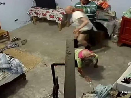 Hombre golpea a abuelitos