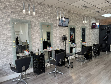 Salon-atmosphere-with-natural-light-Q2-Locs-Parlour