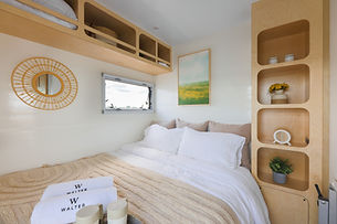 Conception et élaboration des plans pour un projet innovateur de bateau maison. Le design intérieur et extérieur du bateau maison. Choix des matériaux et couleurs. Micro habitation de luxe. 