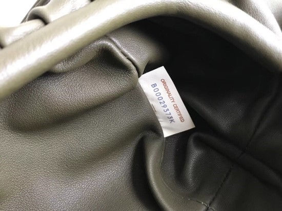 섬네일: BOTTEGA VENETA THE MINI POUCH BAG CALFSKIN