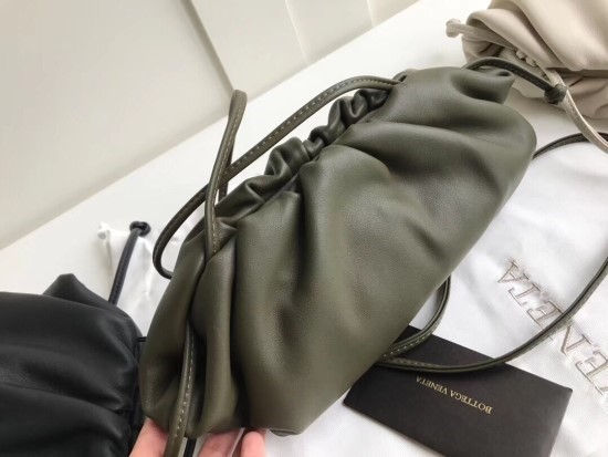 섬네일: BOTTEGA VENETA THE MINI POUCH BAG CALFSKIN