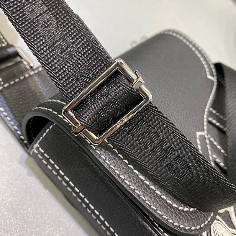 섬네일: DIOR X STUSSY SADDLE POUCH BAG