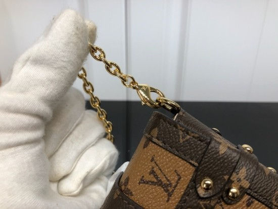 섬네일: LOUIS VUITTON ESSENTIAL TRUNK
