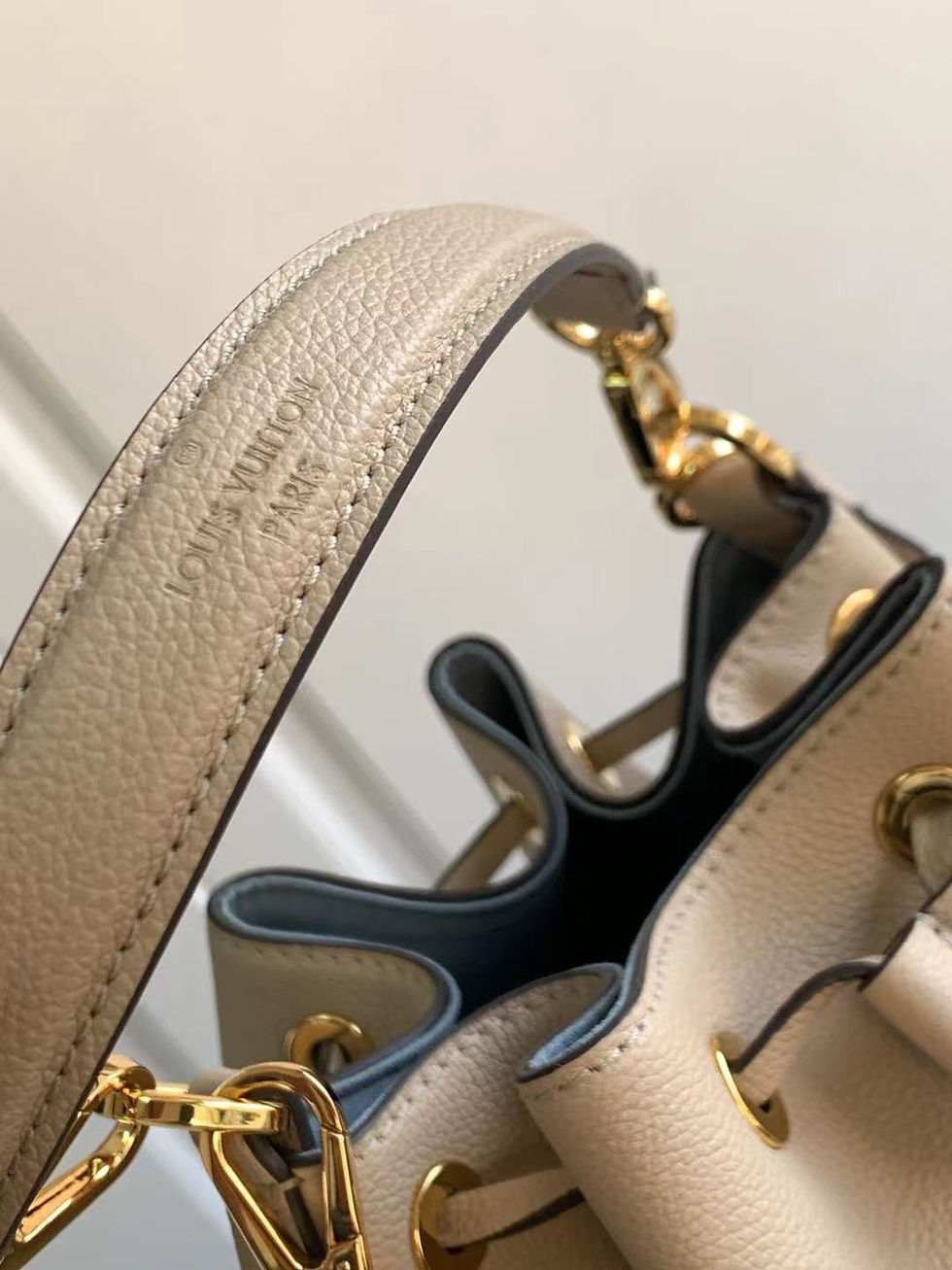 섬네일: LOUIS VUITTON LOCKME BUCKET BAG