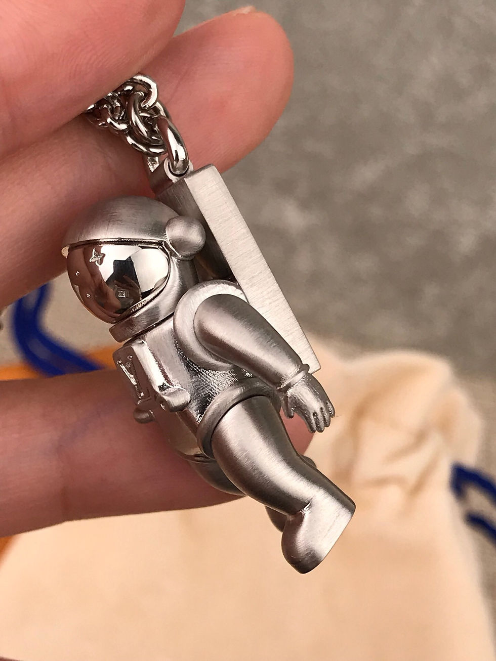 섬네일: LOUIS VUITTON SPACEMAN NECKLACE