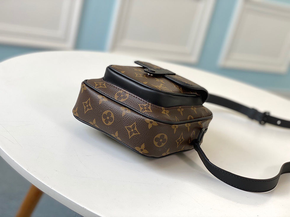 섬네일: LOUIS VUITTON CHRISTOPHER WEARABLE WALLET M69404