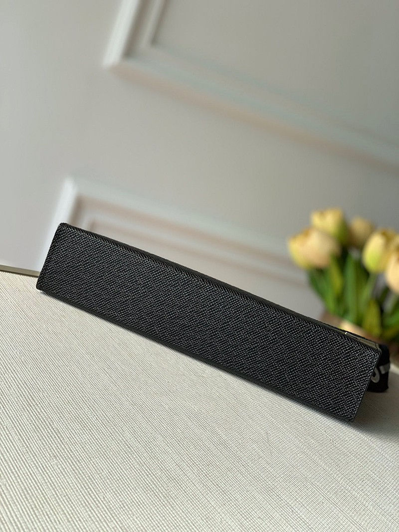 섬네일: LOUIS VUITTON TAIGA CLUTCH