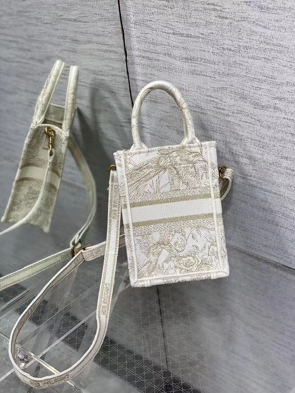 섬네일: 디올 북토트백 미니 (13CM)