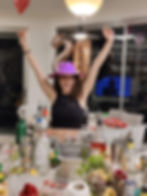 אישה חוגגת יום הולדת 20 בסדנת קוקטיילים