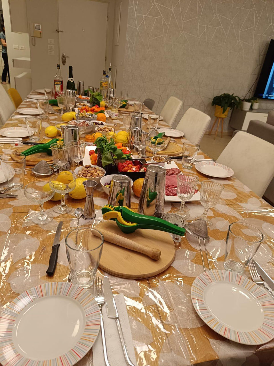 שולחן ארוך ערוך עם מאכלים ושתייה
