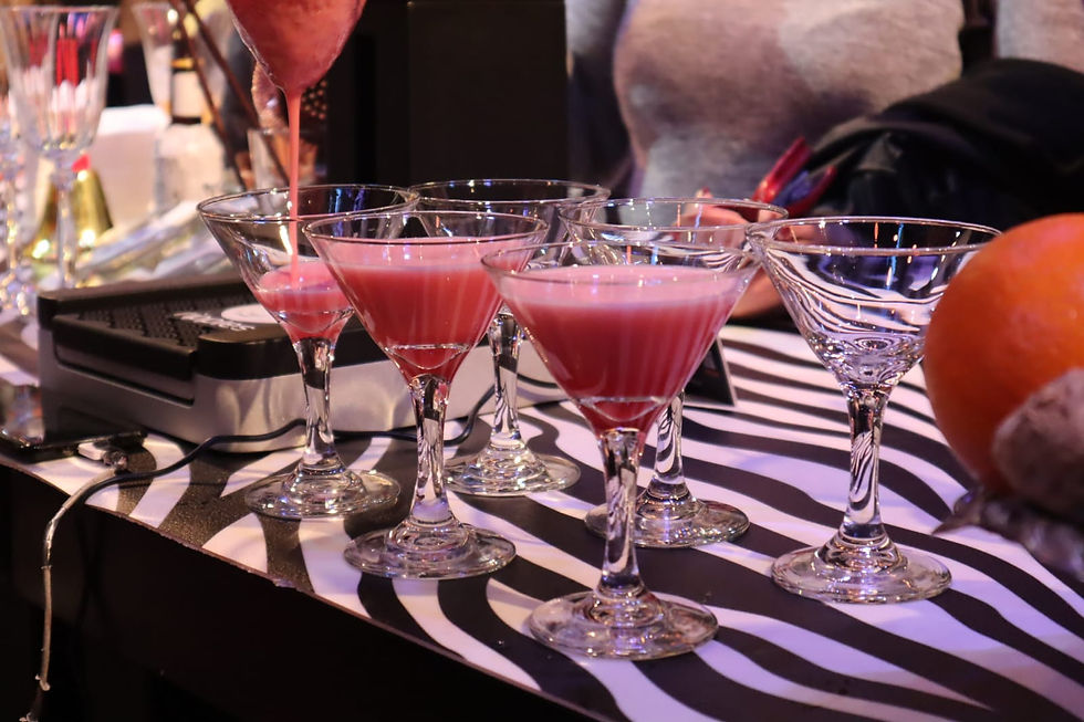 קוקטיילים על הבר אירוע ביי מיי עמדת קוקטיילים קלובר קלאב מקרוב.jpeg