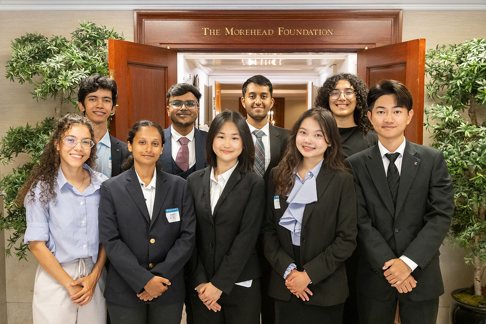 Sidney, Chloe and Jeff with other 2027 Morehead-Cain Global Fellows