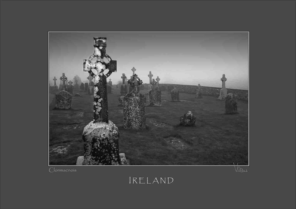 Clonmacnois, Cluain Mhic Nóis

Ein uralter Friedhof mit keltischen Kreuzen. Das dunkle und neblige Abendlicht legt eine düstere Stimmung auf das Gräberfeld. Das Gegenlicht lässt das Kreuz im Vordergrund spiegelnd aufleuchten.