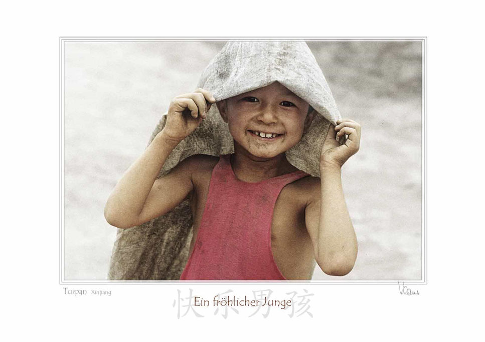 Turpan China
Entlang der Seidenstraße
Ein spielender Junge am Rande der Oase von Turpan in
China. Ein Jutesack tut´s auch....