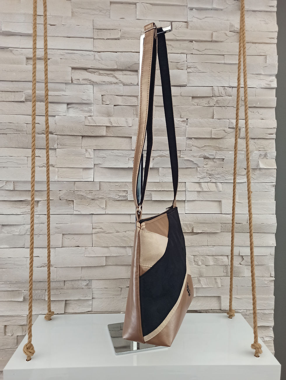 Miniature : Sac à main " Zoé " beige foncé irisé suédine noir et beige