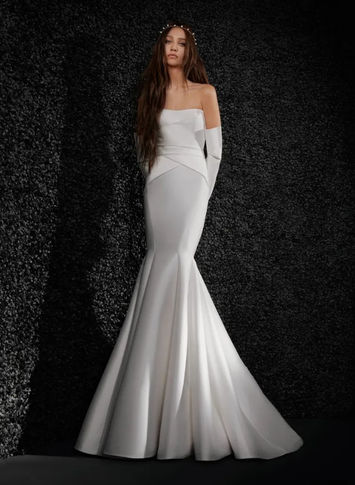 An architectural take on the mermaid VERA WANG wedding dress. With a bustier bodice formed with wide pleats and folds, and sculptured fishtail skirt constructed with panels. 

UK 10
Bust: 94CM 
Waist: 72CM
Hips: 100CM 

WAS: €2,640
SAMPLE PRICE: €1,500