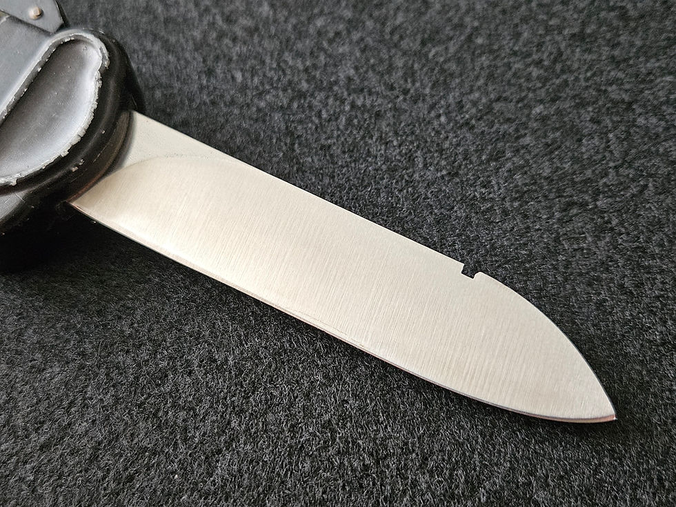 Thumbnail: German pilot and paratrooper gravity knife by C.Eickhorn.