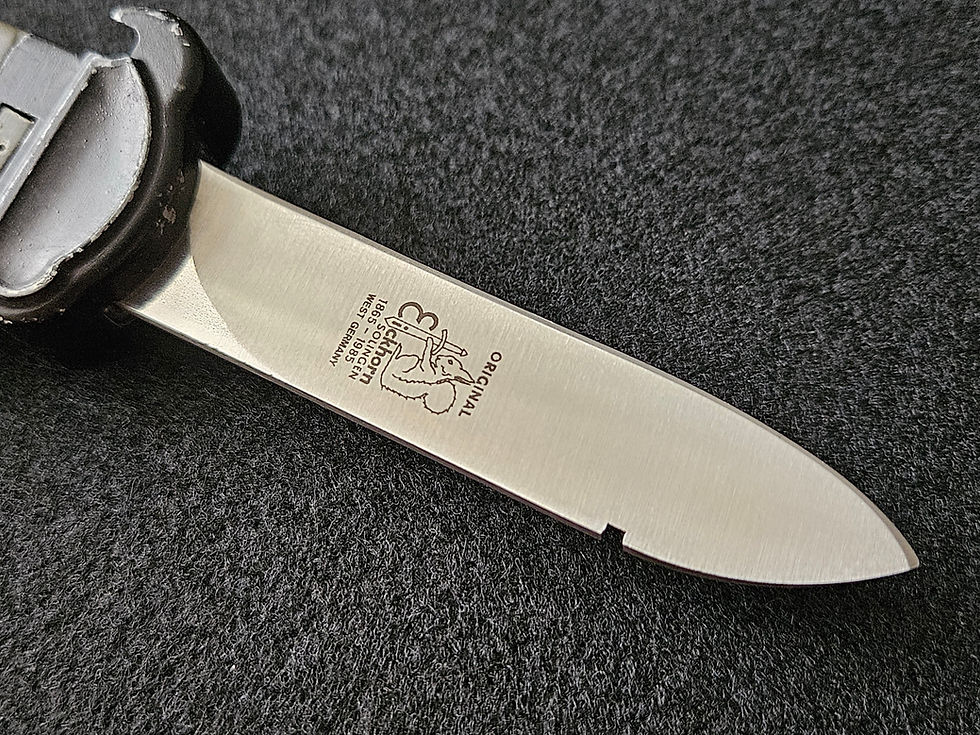 Thumbnail: German pilot and paratrooper gravity knife by C.Eickhorn.