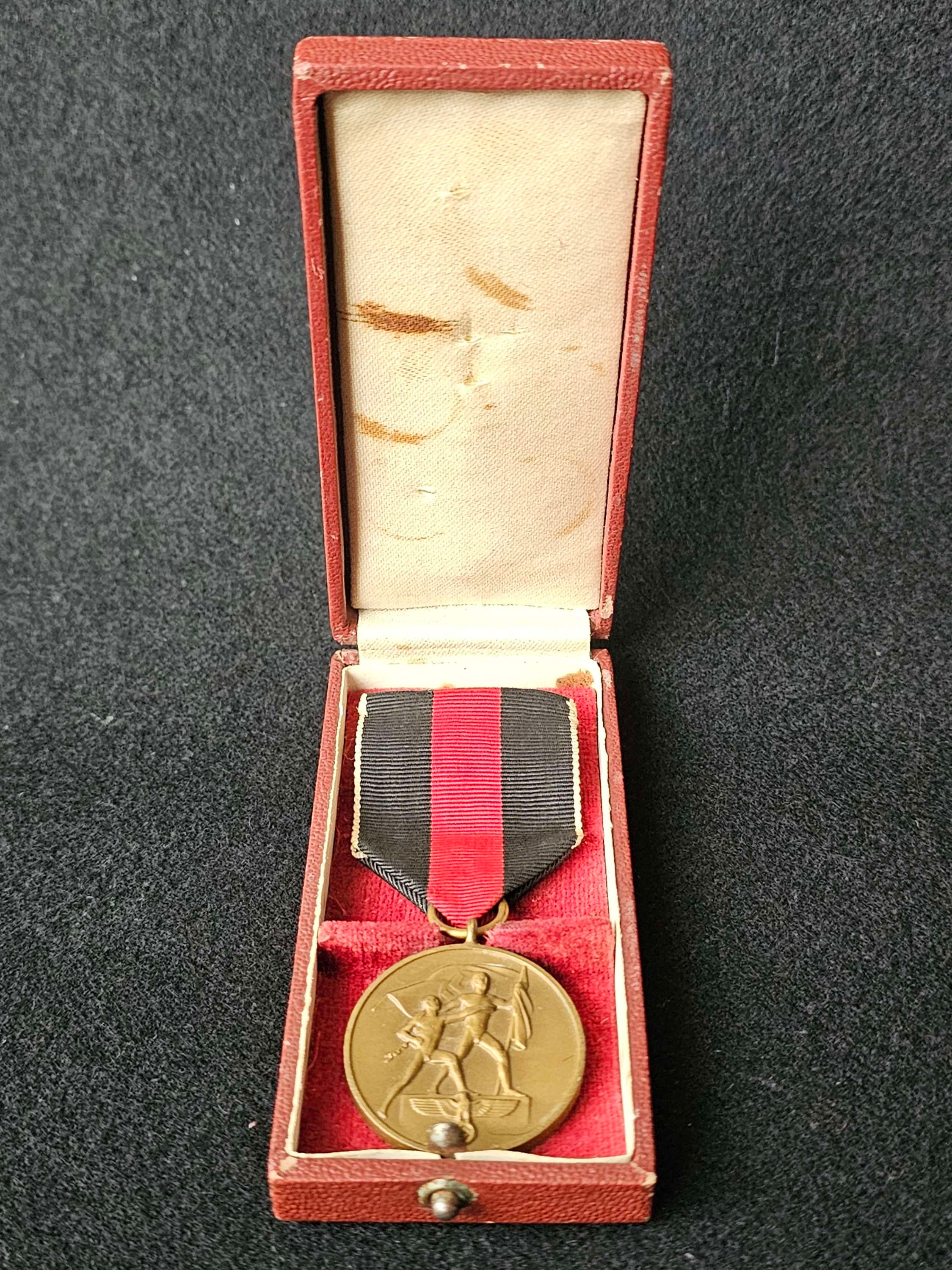 1. October 1938 Czech annexation medal with box.