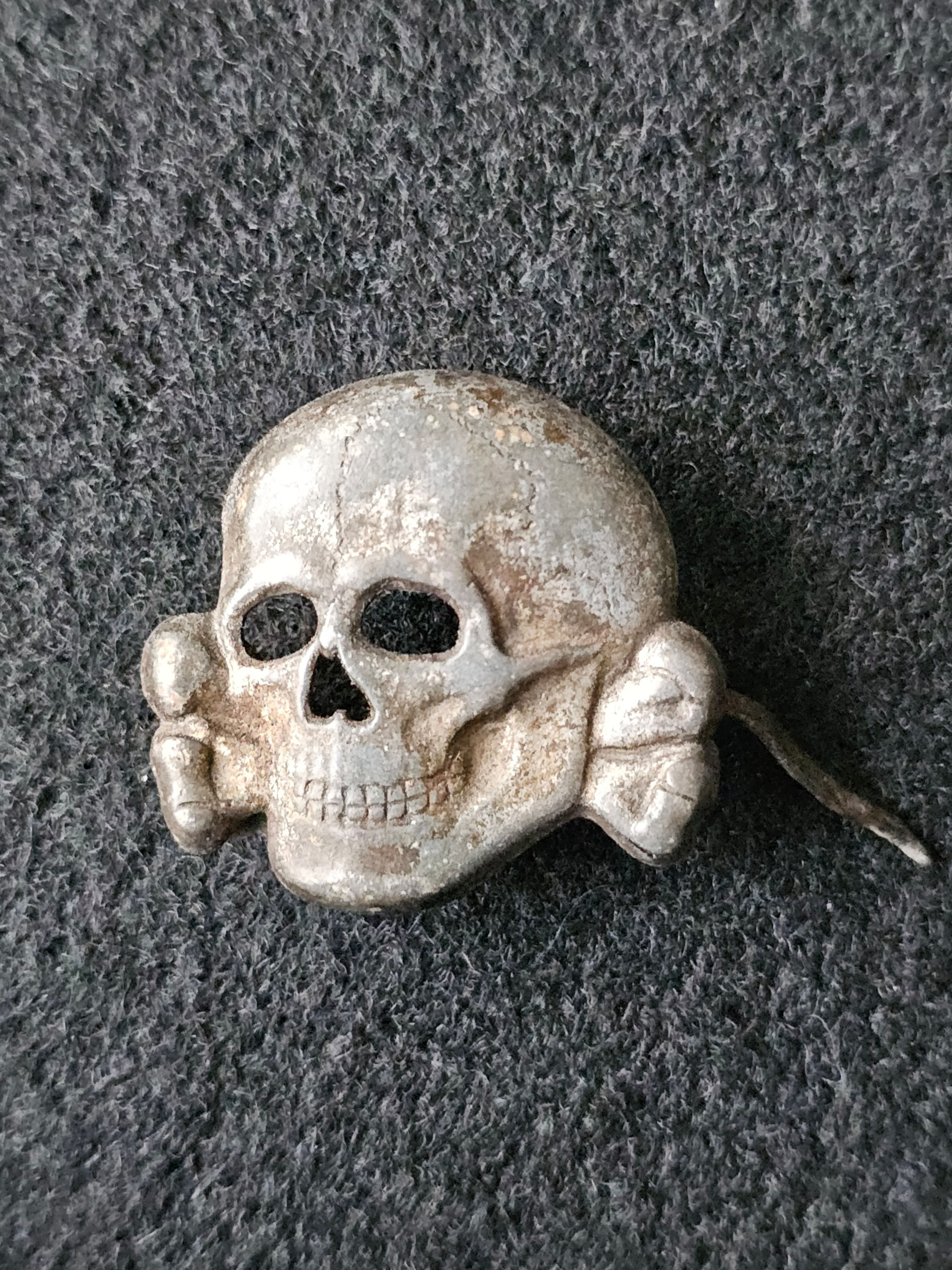 SS skull by Deschler & Sohn "M1/52".