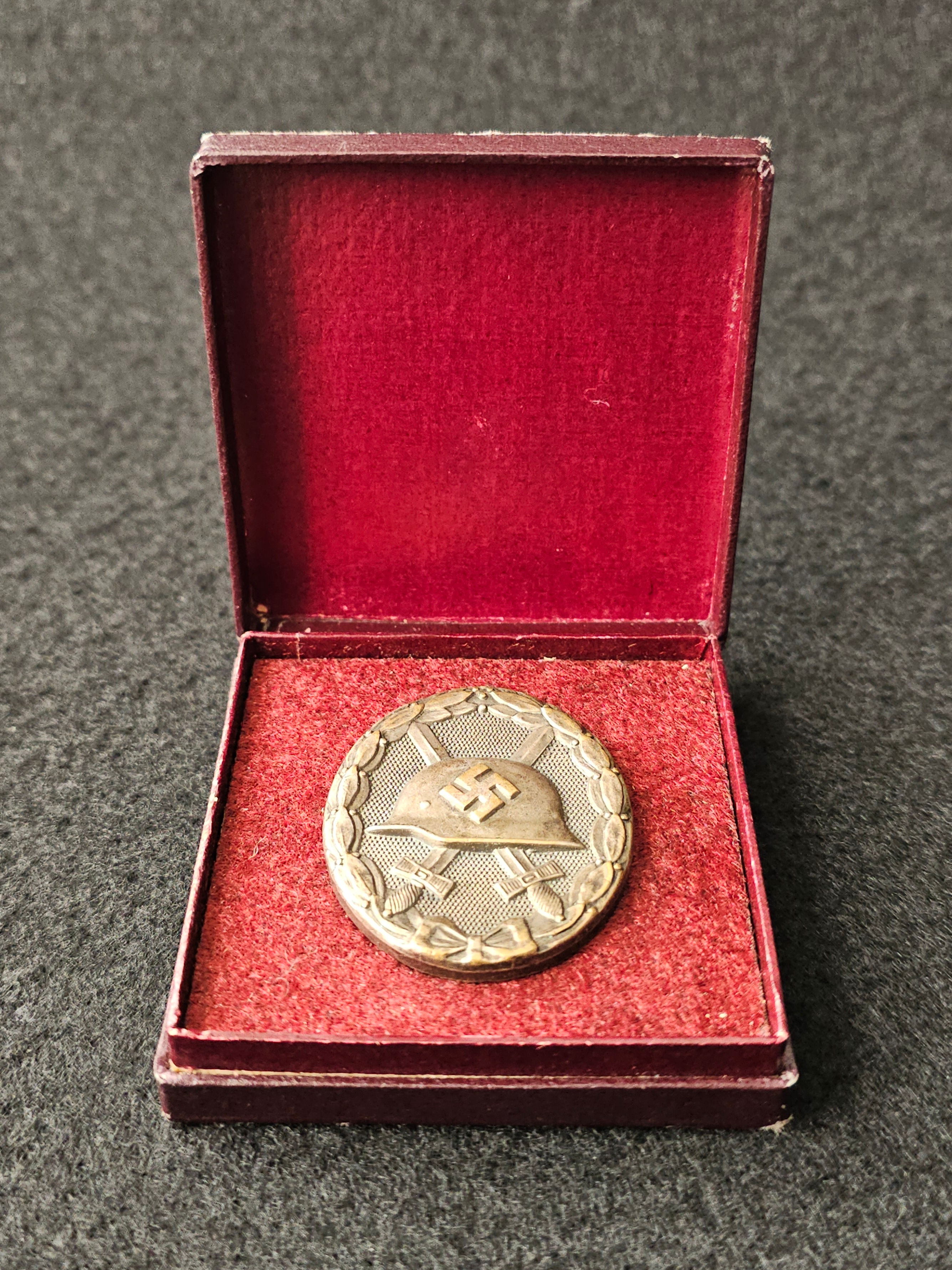 Wound badge in silver by Steinhauer & Lück "4" with box.