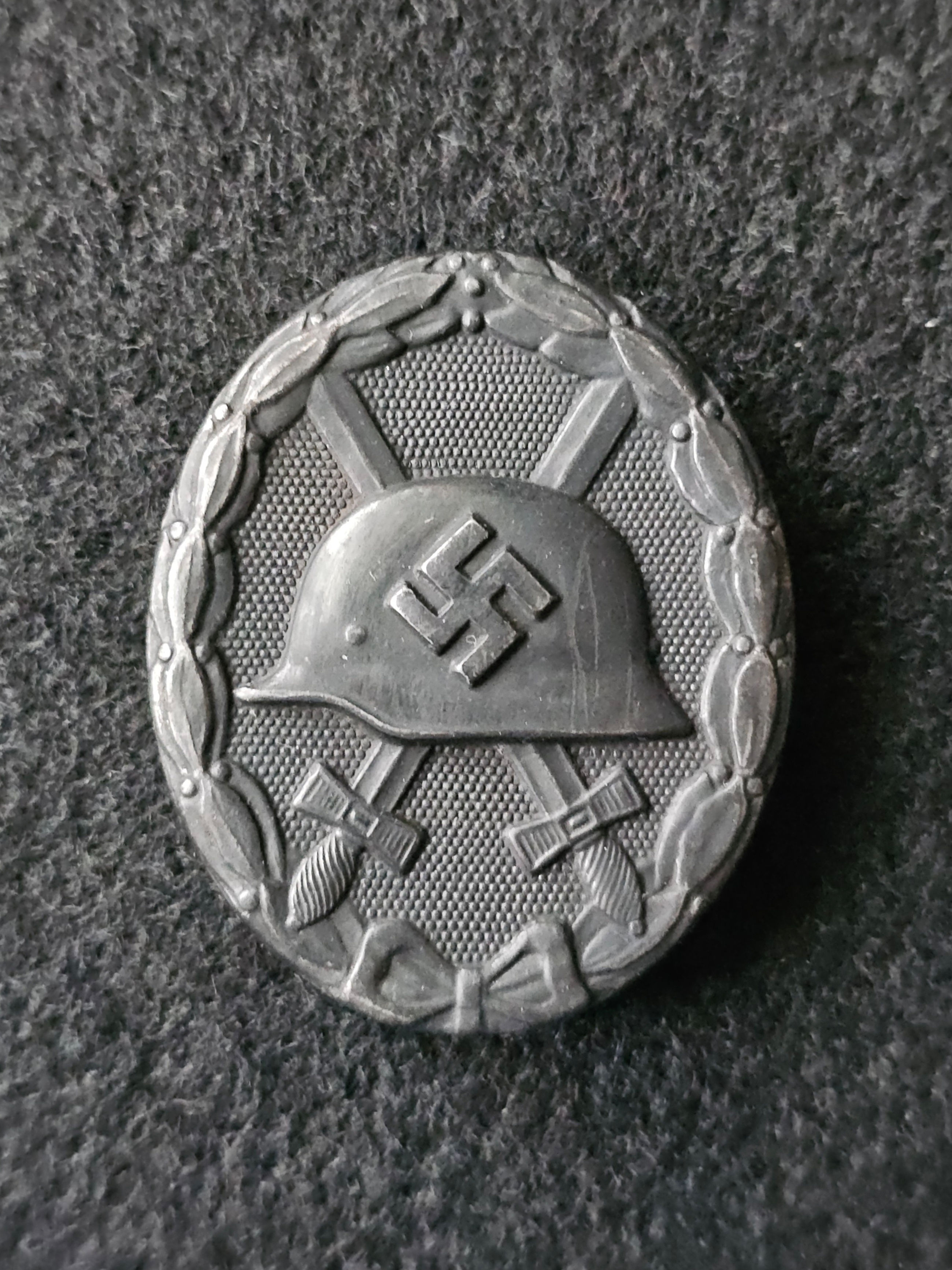 Wound badge in black by Foerster & Barth, "L/21"