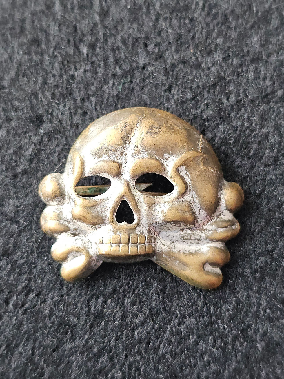 Thumbnail: A set of first pattern SS cap insignia. (SS Mützenabzeichen).