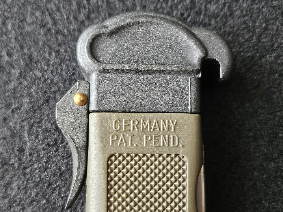 Thumbnail: German pilot and paratrooper gravity knife by C.Eickhorn.