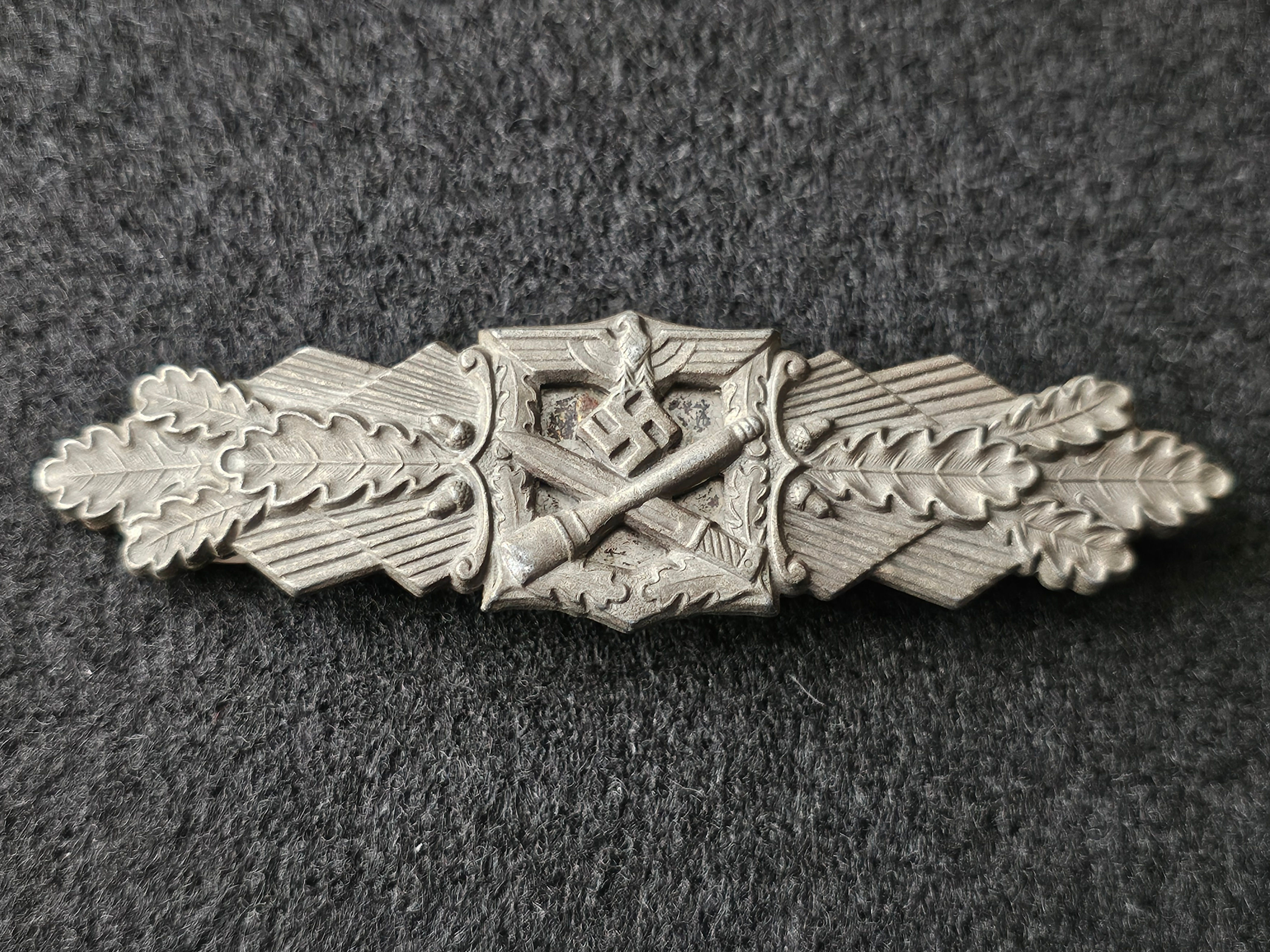 Close combat clasp in bronze by Friedrich Linden "FLL"