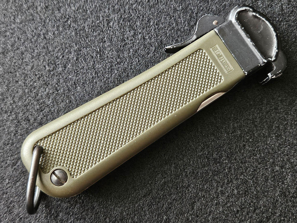 Thumbnail: German pilot and paratrooper gravity knife by C.Eickhorn.