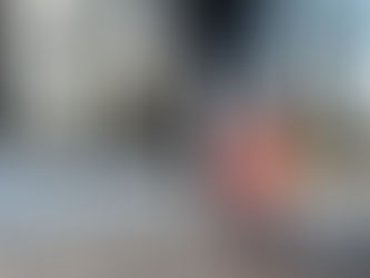 Femme marchant dans un parc en début d’hiver, vue arrière du bas du corps, mettant en évidence le mollet et le tendon d’Achille lors de la poussée du pas.