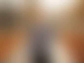 Femme adulte en tenue de sport marchant dans un parc d’automne, les yeux fermés et la main sur l’abdomen pour sentir sa respiration. Image illustrant l’entraînement respiratoire, le travail du diaphragme et le souffle naturel au grand air.