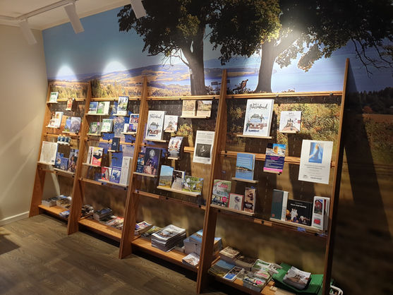 Brosjyreskap i et turistkontor.