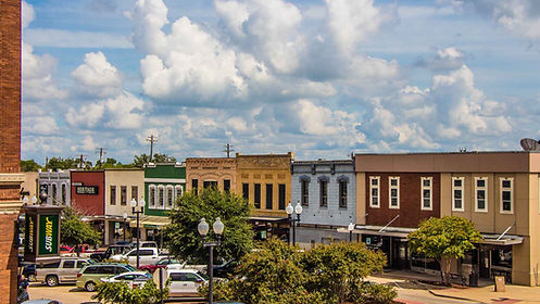 Downtown Bryan, TX street view highlighting Kurtz Auto Detailing’s 5-star mobile auto detailing service.