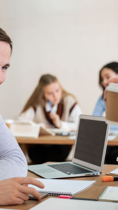 Etudiant qui travail en alternance en entreprise