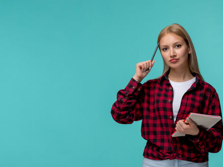 Etudiante en train de réfléchir à son avenir.