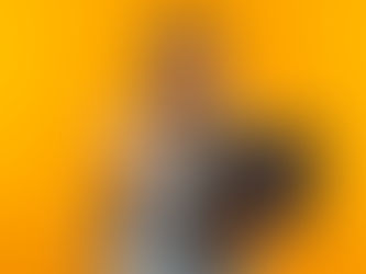 Femme impressionnée sur ordinateur