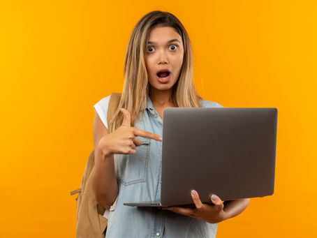 Femme impressionnée sur ordinateur