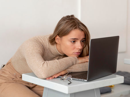 Etudiante lassée devant son ordinateur