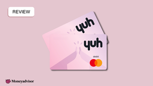 Titelbild zum Yuh Gemeinschaftskonto Review und Erfahrungsbericht mit zwei Yuh Debitkarten fürs Gemeinschaftskonto und Moneyadvisor-Logo.