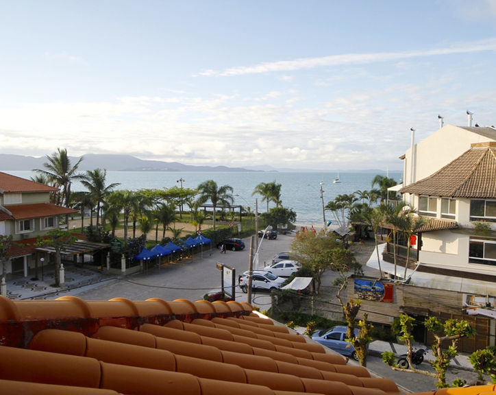 Vista da sacada do Apartamento 29 para a praia e mar.