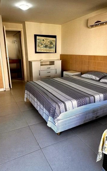 Quarto do Apartamento 23 com cama de casal e ar-condicionado.
