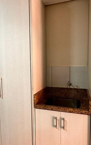 Armários brancos planejados e pia do Apartamento 06.