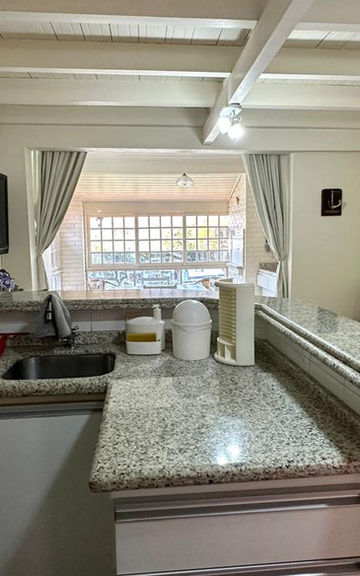 Cozinha americana integrada com sala do Apartamento 34.