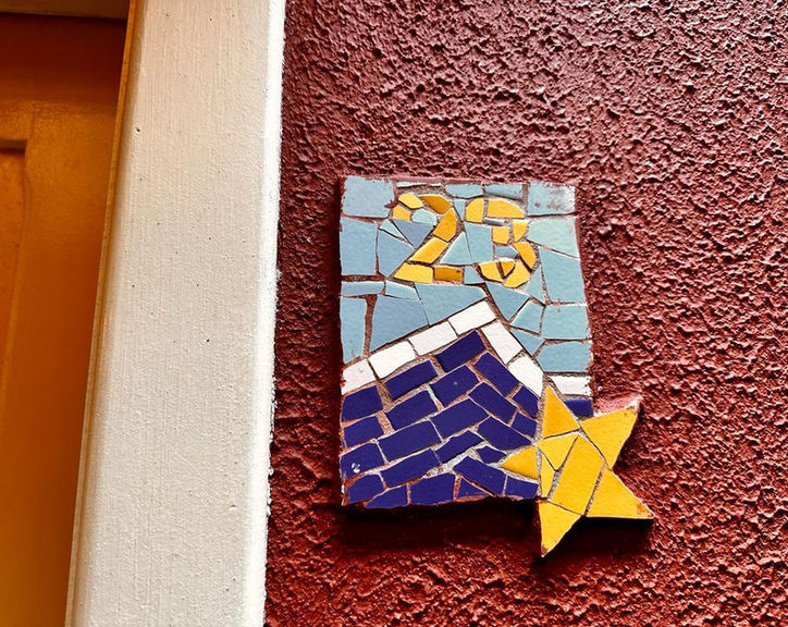 Placa de mosaico com o número 23 e uma estrela amarela.